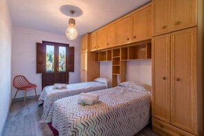 3 dormitorios, tabla de planchar con plancha, ropa de cama