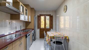 Frigorífico, microondas, horno y placa de cocina