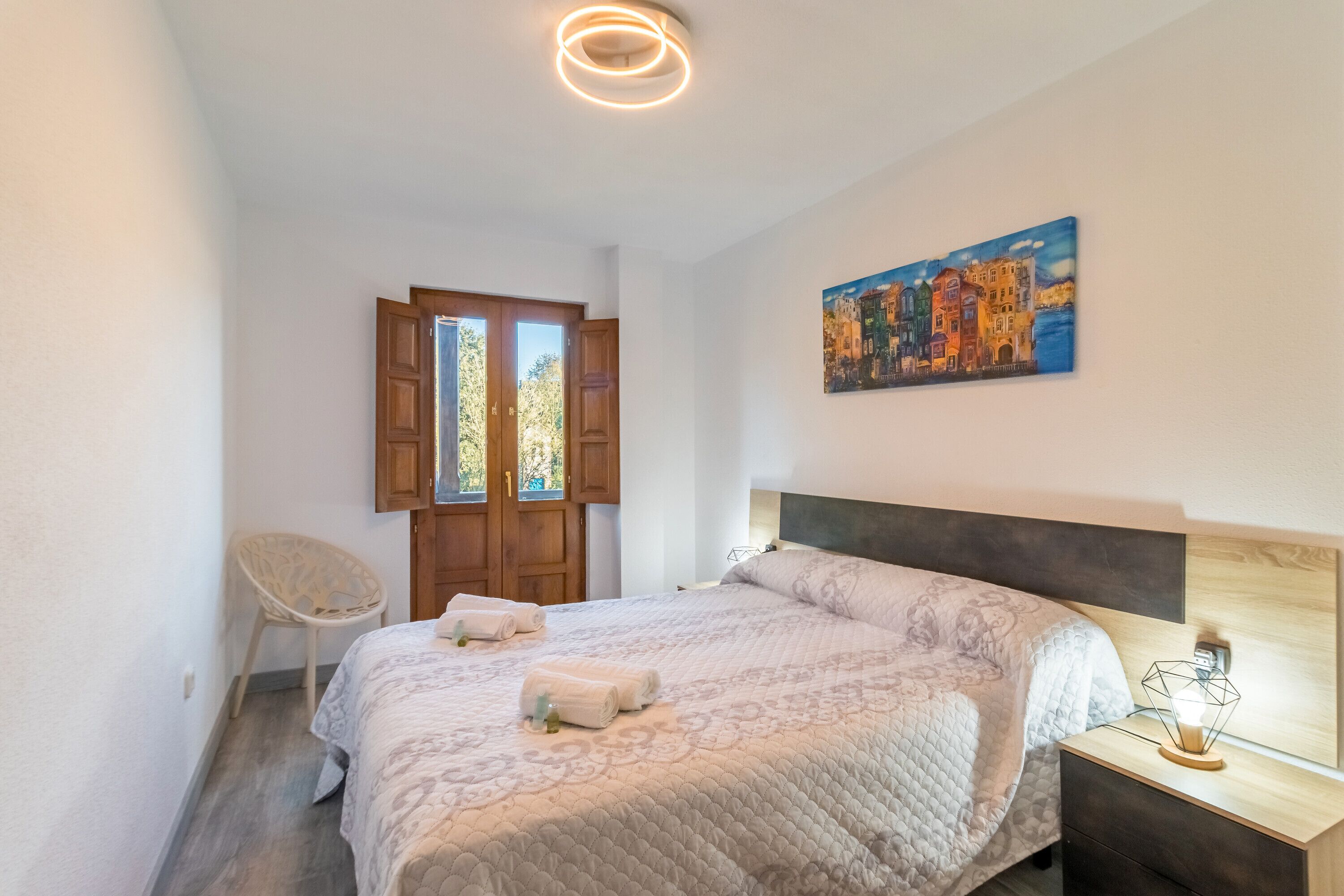 3 dormitoris, planxa i posts de planxar i roba de llit 