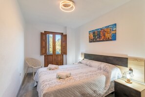 3 عدّة غرف نوم ومكواة/لوح كي وملاءات أسرّة