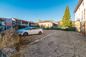 المنطقة المحيطة بالمنشأة