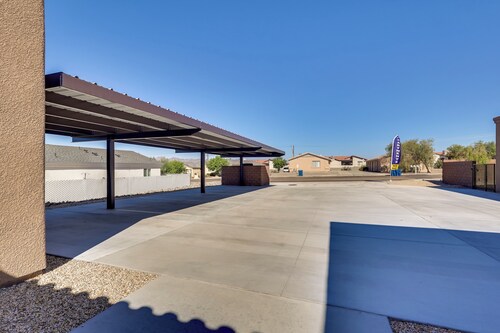 Golf, Hike & Boat! Bright Lake Havasu City Apt