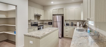 Hike & Explore: Apt 3 Mi to Lake Havasu & Dtwn!