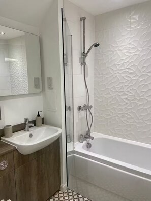 Sèche-cheveux, serviettes fournies, savon, papier toilette