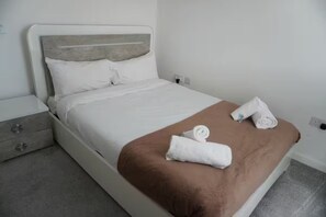 1 chambre, fer et planche à repasser, draps fournis