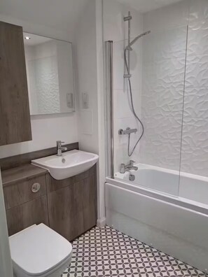 Séchoir à cheveux, serviettes fournies, savon, papier de toilette