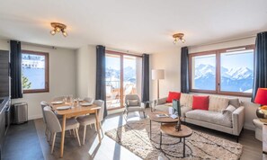 Living area - Beautiful new Apartment, Close to the Slopes (Huez)