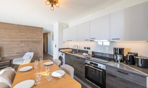Fridge, dishwasher, cookware/dishes/utensils - Beautiful new Apartment, Close to the Slopes (Huez)