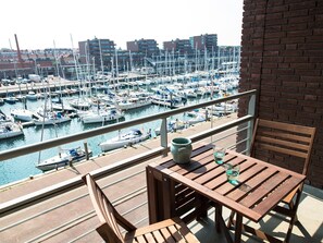 Appartement classique, 2 chambres | Balcon