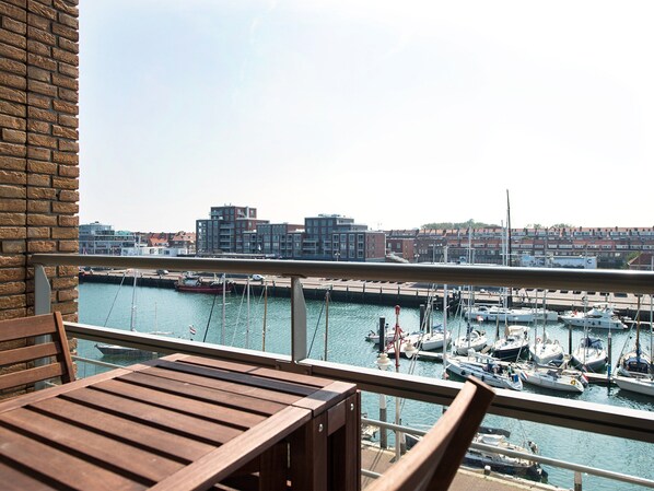 Appartement classique, 2 chambres | Balcon