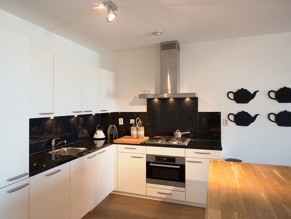 Classic Apartment, 2 Bedrooms | Private kitchen