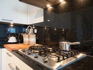 Frigorífico, microondas, horno y lavavajillas