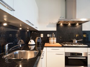 Kühlschrank, Mikrowelle, Ofen, Geschirrspüler