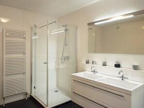 Appartement classique, 2 chambres | Salle de bain | Douche