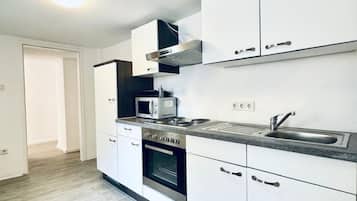 Een microgolfoven, een oven, een kookplaat