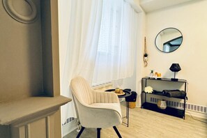 Interior - Comfortable 2-BR Apt. Stay for 7 Guests – Value (Vienna)