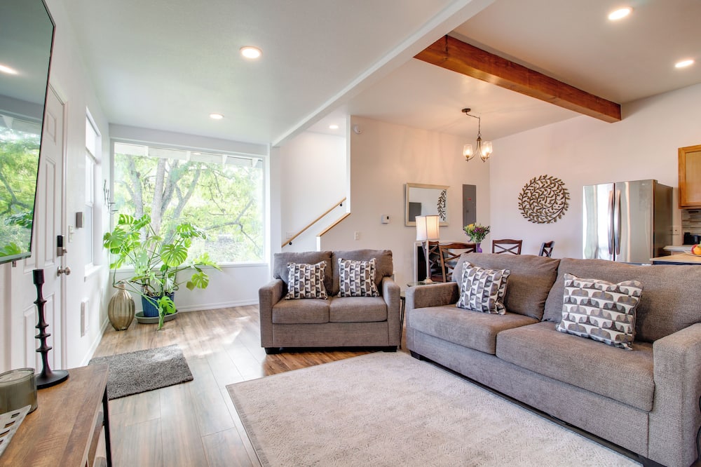 1 Mi to Dtwn Coos Bay: Sleek Apt w/ Deck & Views! - Saunders Lake, OR