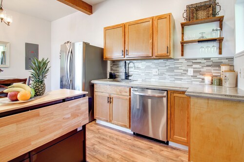 1 Mi to Dtwn Coos Bay: Sleek Apt w/ Deck & Views!