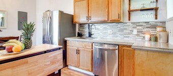 1 Mi to Dtwn Coos Bay: Sleek Apt w/ Deck & Views!