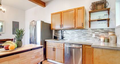 1 Mi to Dtwn Coos Bay: Sleek Apt w/ Deck & Views!