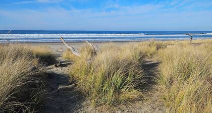 1/8 Mi to Neskowin Beach! Cozy Oregon Coast Home