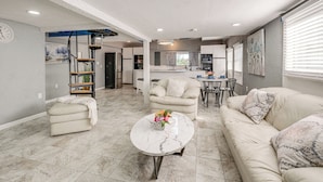 Hús (3 Bedrooms) | Að innan