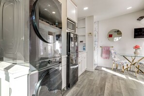Interior - Solo Escape w/ Hot Tub! 10 Mi to Dtwn Sacramento (Rio Linda)