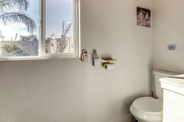 Apartment (0 Bedroom) | Interior - Solo Escape w/ Hot Tub! 10 Mi to Dtwn Sacramento (Rio Linda)