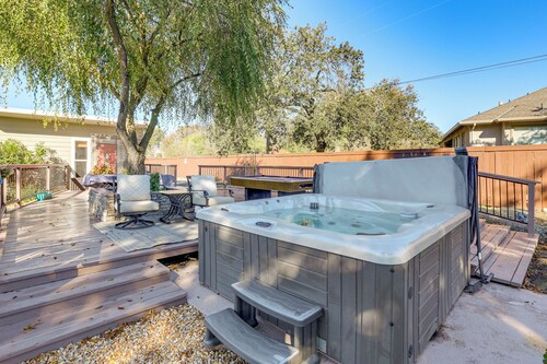 Solo Escape w/ Hot Tub! 10 Mi to Dtwn Sacramento
