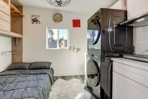 Interior - Solo Escape w/ Hot Tub! 10 Mi to Dtwn Sacramento (Rio Linda)