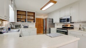 Unclassified image, 3 of 28, button - Playground & Grill: Pet-friendly Griffin Getaway! (Griffin)