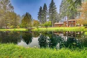 House (4 Bedrooms) | Interior - 3 Acres! Spacious Waterfront Home in Amboy (Amboy)