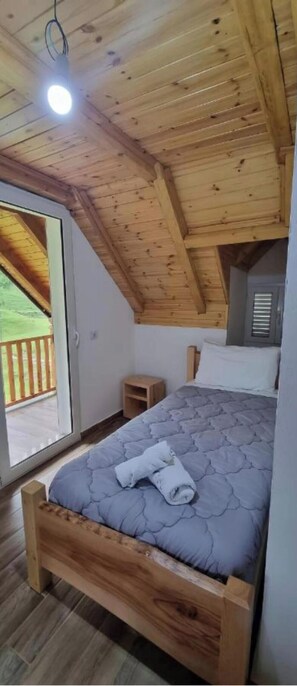 Chambre Triple, balcon, vue montagne | Wi-Fi gratuit, draps fournis