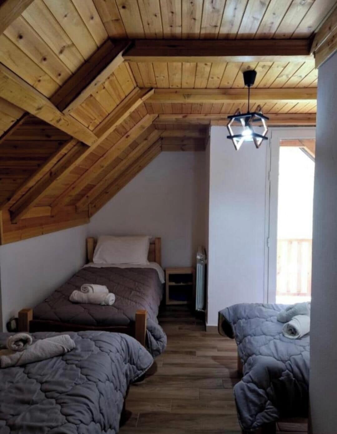 Kolmen hengen perushuone, parveke, vuoristonäköala | Ilmainen Wi-Fi, vuodevaatteet