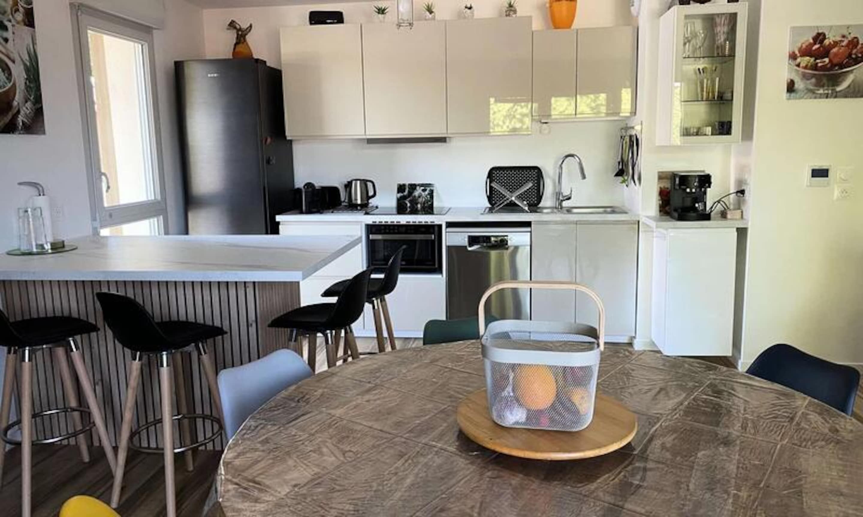 Microwave, dishwasher, coffee/tea maker, electric kettle