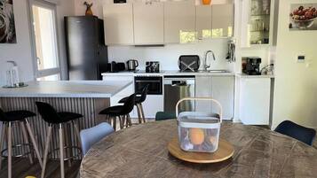 Microwave, dishwasher, coffee/tea maker, electric kettle