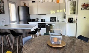 Microwave, dishwasher, coffee/tea maker, electric kettle