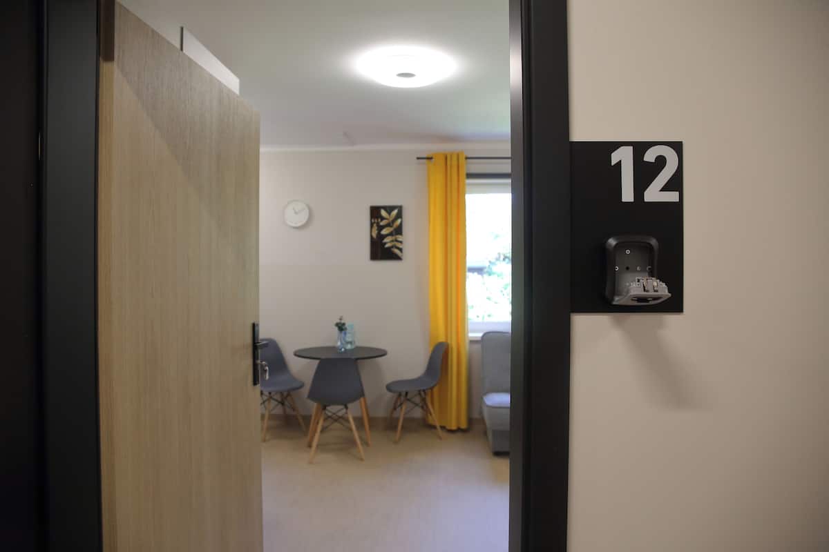 Standard-Studiosuite, 1 Doppelbett und Schlafsofa, Kochnische | Laptopgeeigneter Arbeitsplatz, kostenloses WLAN