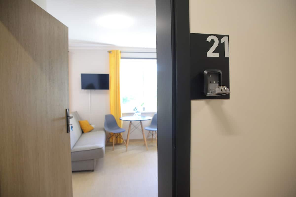 Standard-Studiosuite, 1 Doppelbett und Schlafsofa, Kochnische | Laptopgeeigneter Arbeitsplatz, kostenloses WLAN