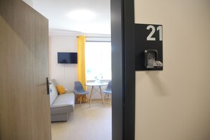 Standard-Studiosuite, 1 Doppelbett und Schlafsofa, Kochnische | Laptopgeeigneter Arbeitsplatz, kostenloses WLAN