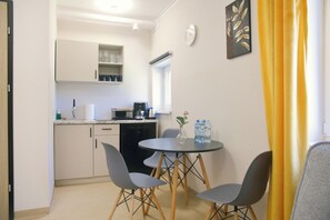 Standard-Studiosuite, 1 Doppelbett und Schlafsofa, Kochnische | Laptopgeeigneter Arbeitsplatz, kostenloses WLAN