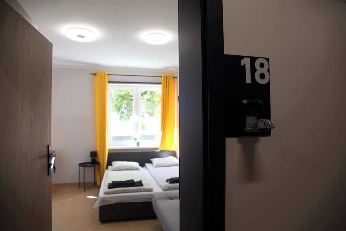 Standard-Studiosuite, 1 Doppelbett und Schlafsofa, Kochnische | Laptopgeeigneter Arbeitsplatz, kostenloses WLAN