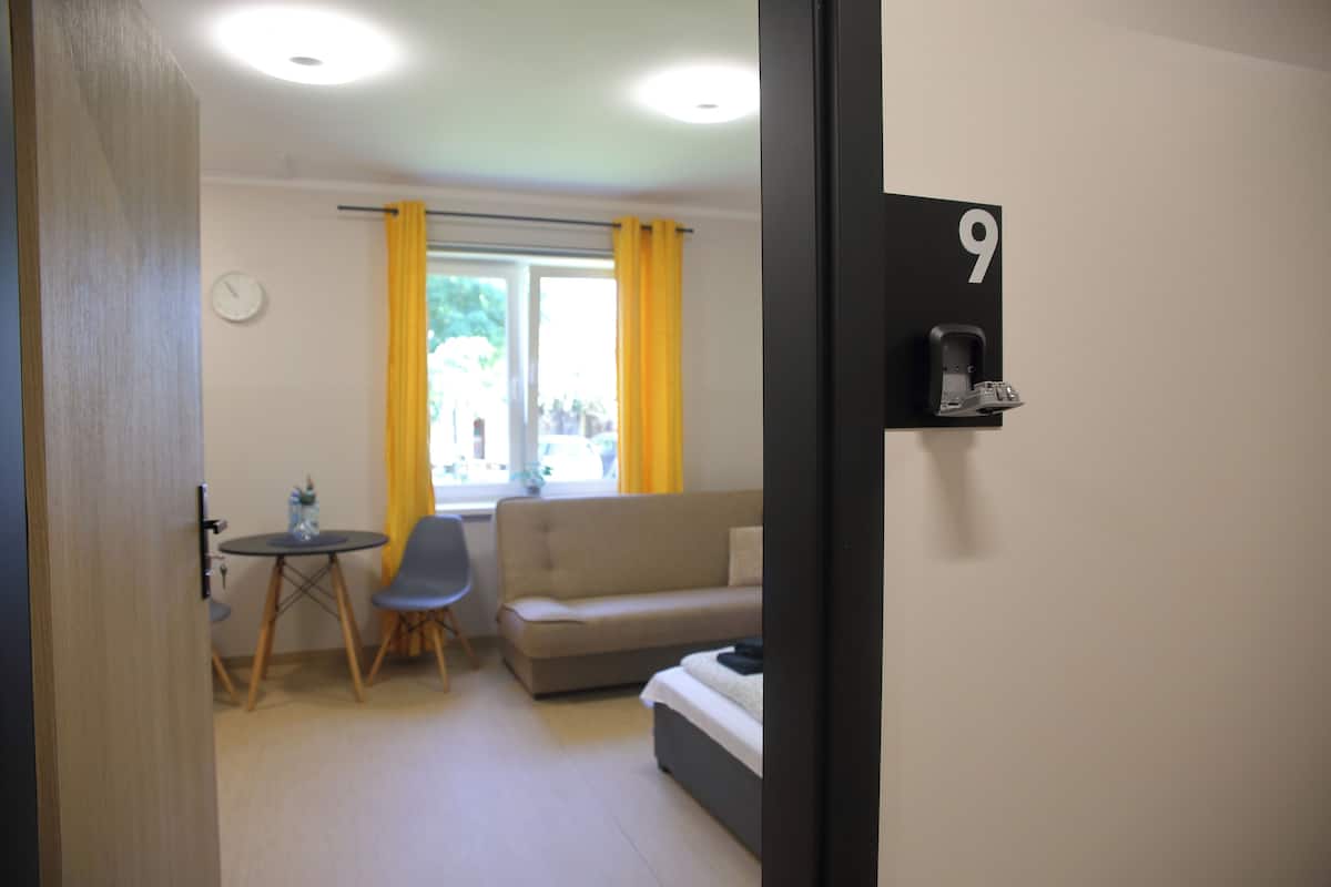 Standard-Studiosuite, 1 Doppelbett und Schlafsofa, Kochnische | Laptopgeeigneter Arbeitsplatz, kostenloses WLAN