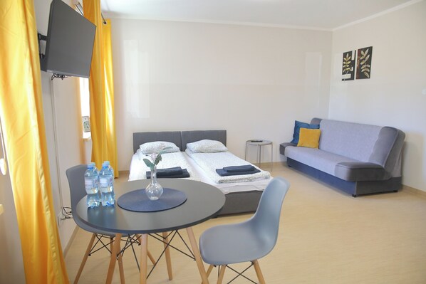 Standard-Studiosuite, 1 Doppelbett und Schlafsofa, Kochnische | Laptopgeeigneter Arbeitsplatz, kostenloses WLAN