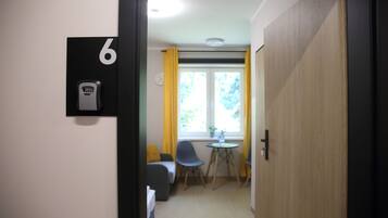 Suite estudio estándar, 1 cama individual, cocina básica | Espacio para trabajar con un portátil y wifi gratis