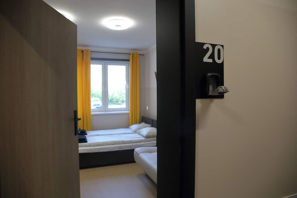 Standard-Studiosuite, 1 Doppelbett und Schlafsofa, Kochnische | Laptopgeeigneter Arbeitsplatz, kostenloses WLAN