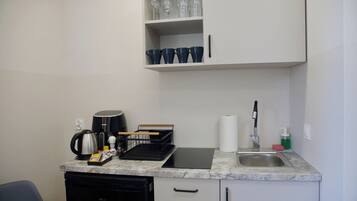 Suite estudio estándar, 1 cama doble con sofá cama, cocina básica | Espacio para trabajar con un portátil y wifi gratis