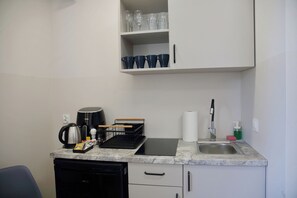 Standard-Studiosuite, 1 Doppelbett und Schlafsofa, Kochnische | Laptopgeeigneter Arbeitsplatz, kostenloses WLAN