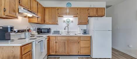 Kühlschrank, Mikrowelle, Ofen, Herdplatte