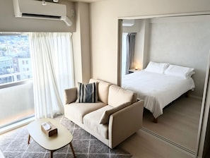 1 habitación, tabla de planchar con plancha, internet y ropa de cama 